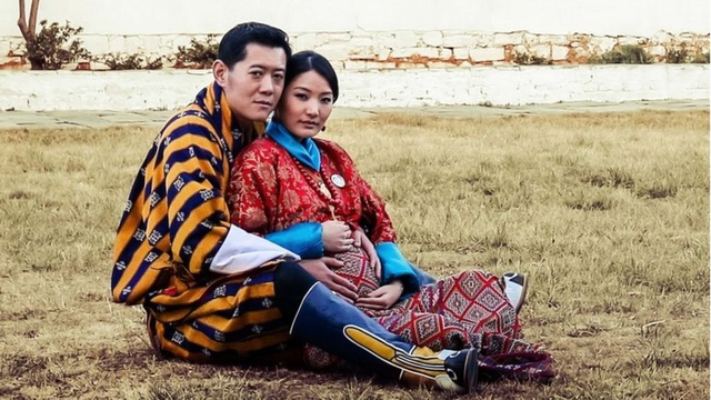 不丹美女王后真漂亮！裹深海绿气质卓越，4岁王储穿金袍有国王样