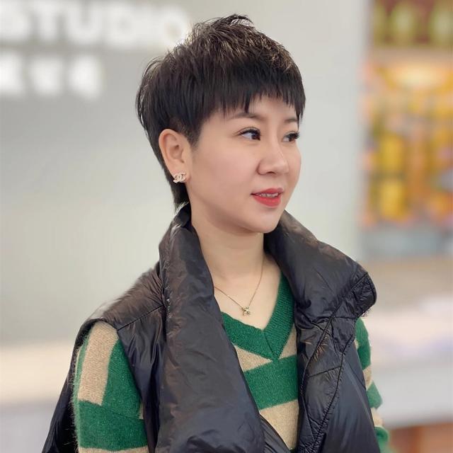 奔五的女人尽量别留这几种短发，很土！推荐6款发型，减龄又时尚