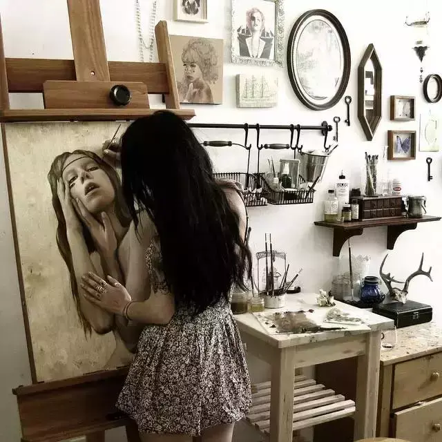 她笔下超火爆的人体绘画，用色大胆，美到让人窒息