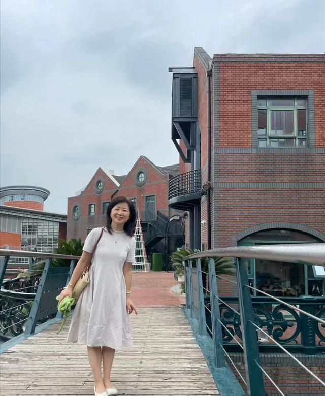 女人过了50岁更要在意发型，这三款发型减龄又显气质，端庄又大气