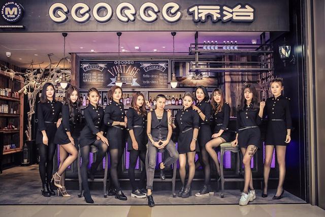 专为男性发型服务的理发店，全是美女理发师好养眼！