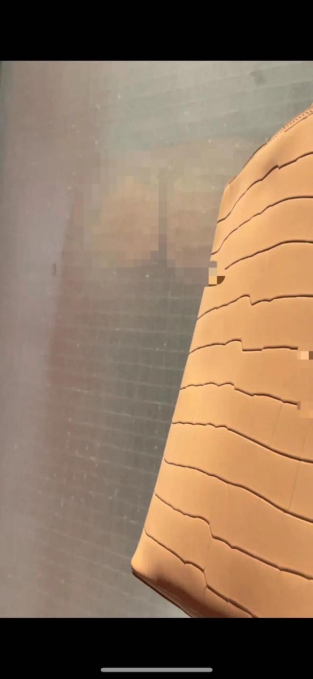 恶心又惊心！女子快餐店里上厕所，“抬头一看，一个臀部紧贴玻璃门在动”…...