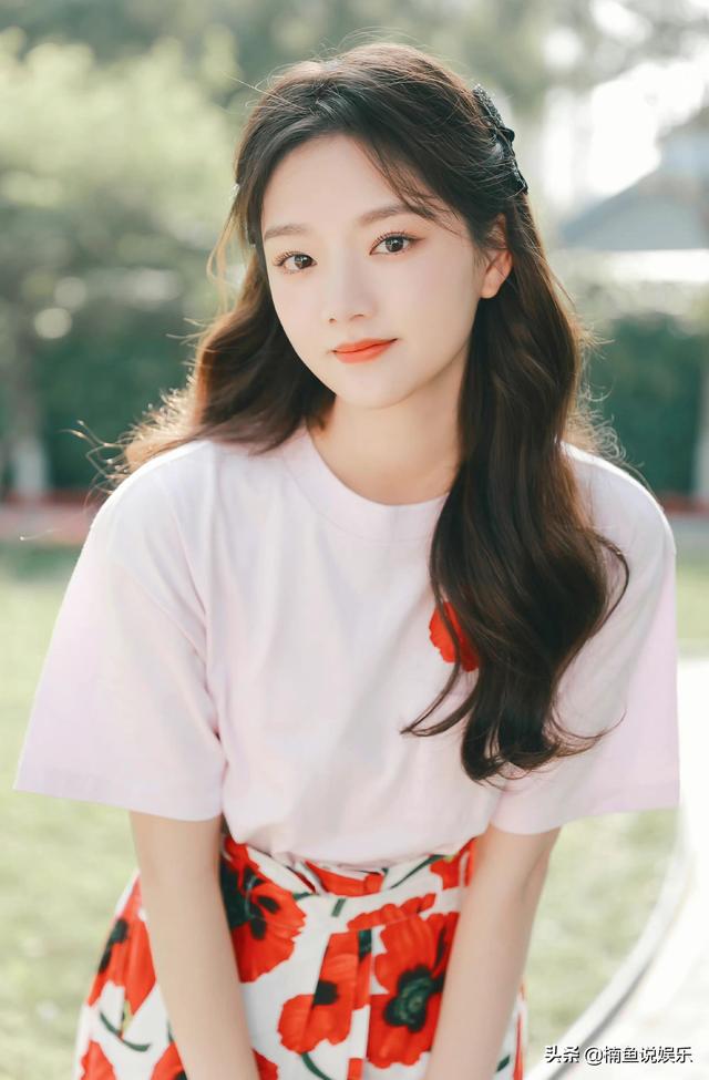 22岁美少女任敏晒泳装，在水下游泳素颜好漂亮，清冷气质扑面而来