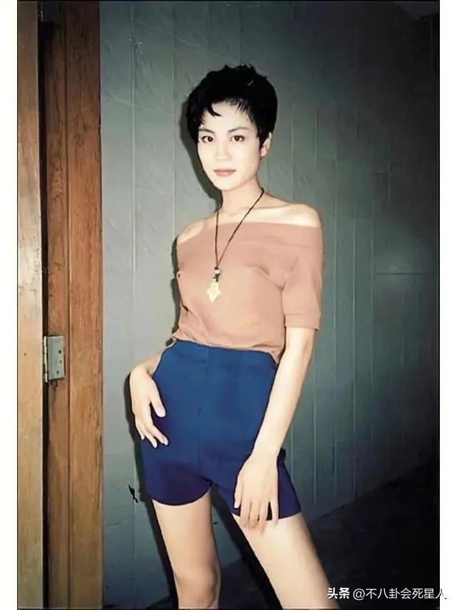 女明星有多敢穿?娜扎、王菲露底裤,郑秀文穿两片布“上下失守”