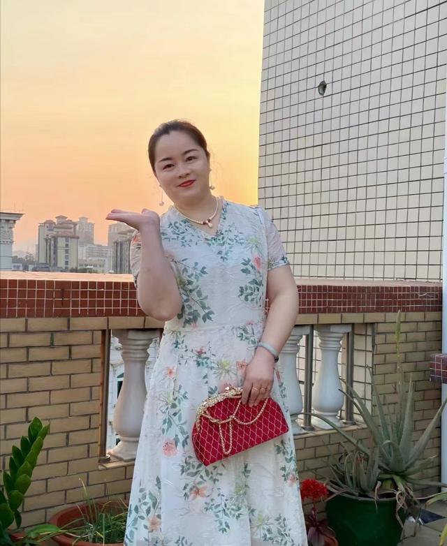 女人过了50岁更要在意发型，这三款发型减龄又显气质，端庄又大气