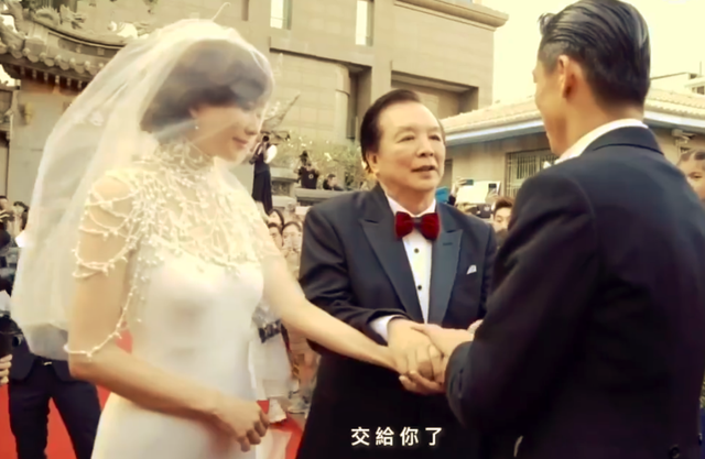 林志玲纪念结婚三周年，晒出婚礼现场影片，与黑泽拥吻太甜蜜