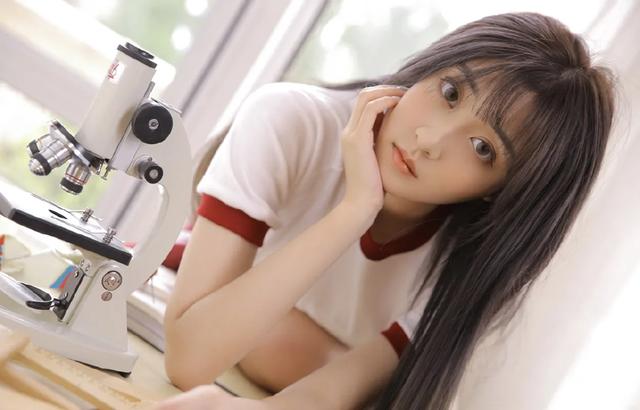 长腿美女紧身短袖性感迷人丰满写真