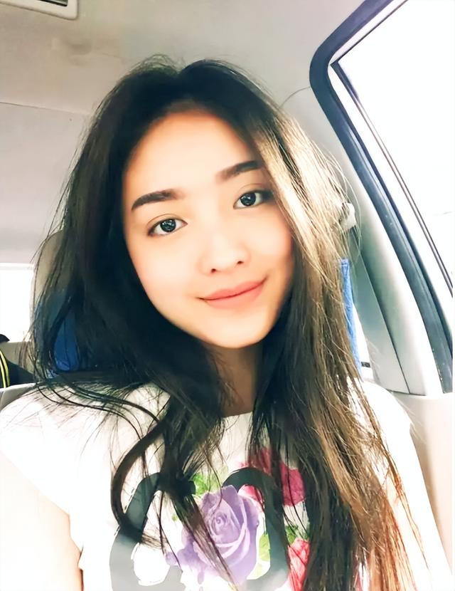 印度西尼亚国宝级美人,超模身材极简穿搭,演绎东南亚小女人风情