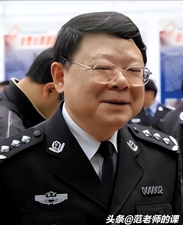 “打黑局长”文强堕落史：强奸女学生，霸占警花10多年，玩弄女星