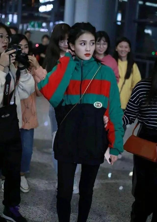 哪家媒体这么实在？白鹿照片原图就发出来，“真实腿型”一目了然