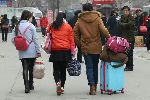 男子空闲时找两个女人嫖娼,事后竟然通过斗地主赢回嫖资