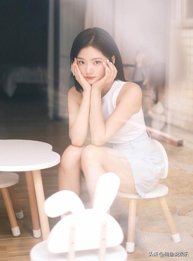 22岁美少女任敏晒泳装，在水下游泳素颜好漂亮，清冷气质扑面而来