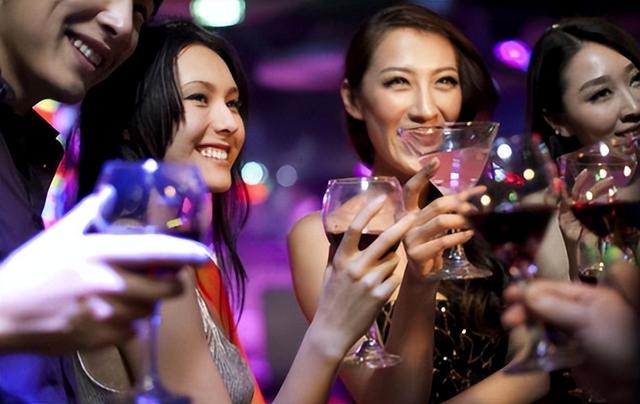 夜场女孩吐槽：别说我们将来会嫁给老实人，凭什么觉得我们会下嫁