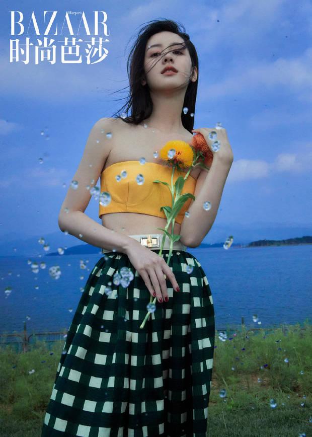 美女同框！陈都灵周洁琼穿抹胸上衣贴贴又纯又欲