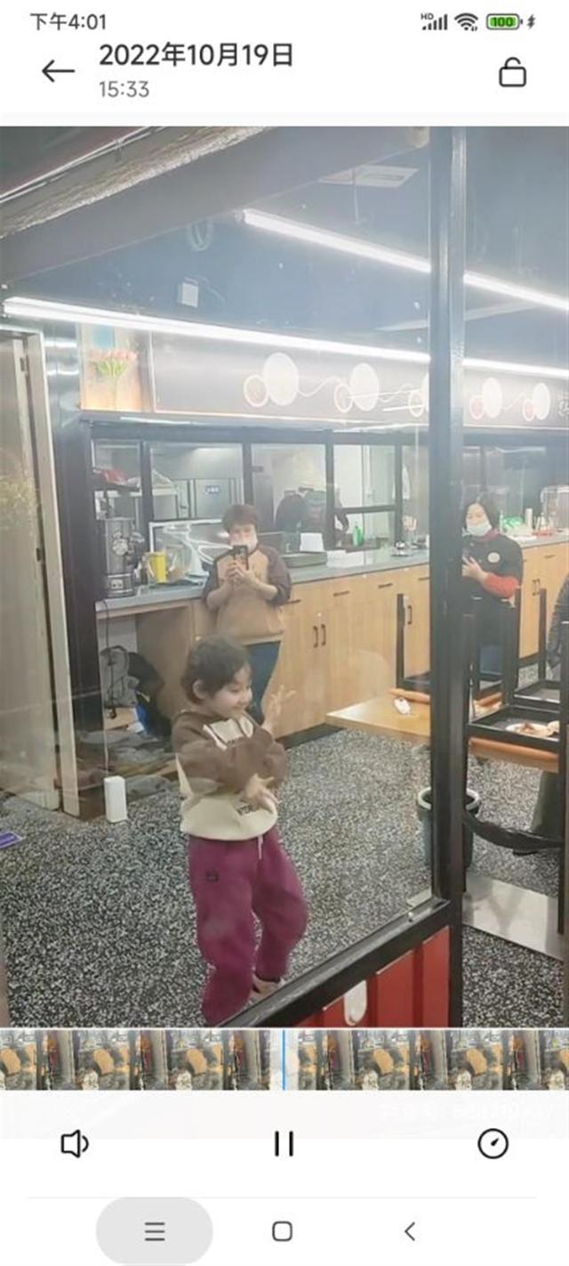 6岁女孩餐馆内跳舞引食客称赞，餐馆老板：孩子父亲教的