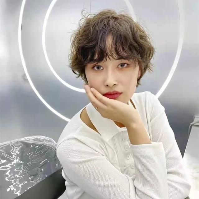 奔五的女人尽量别留这几种短发，很土！推荐6款发型，减龄又时尚