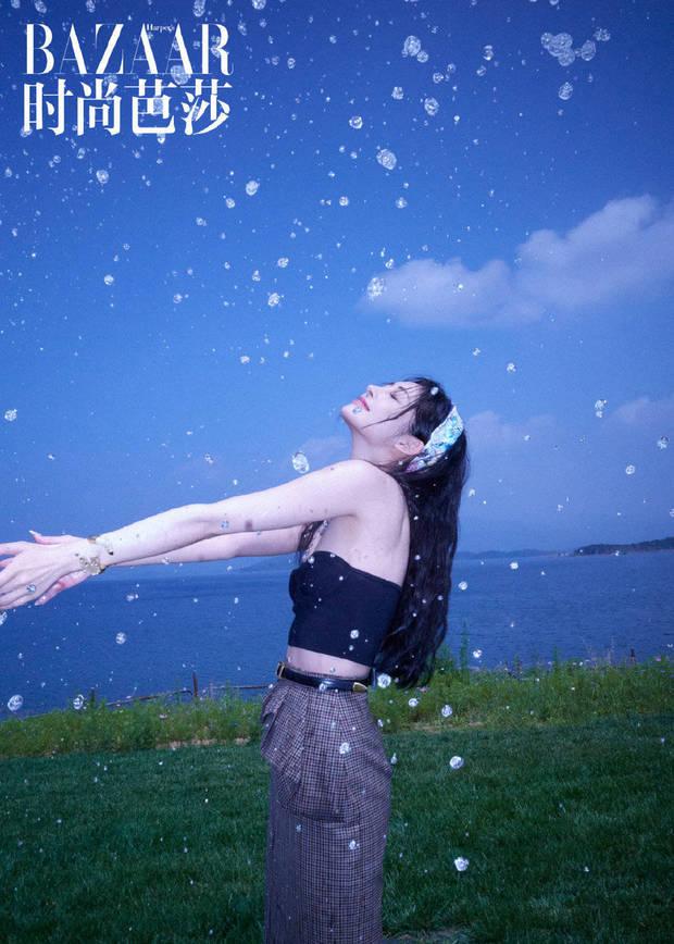 美女同框！陈都灵周洁琼穿抹胸上衣贴贴又纯又欲