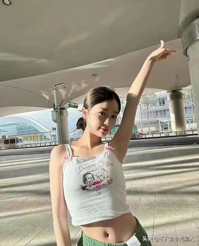 女明星有多敢穿?娜扎、王菲露底裤,郑秀文穿两片布“上下失守”