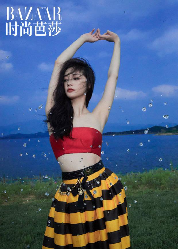 美女同框！陈都灵周洁琼穿抹胸上衣贴贴又纯又欲