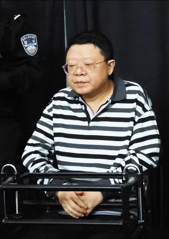 “打黑局长”文强堕落史：强奸女学生，霸占警花10多年，玩弄女星