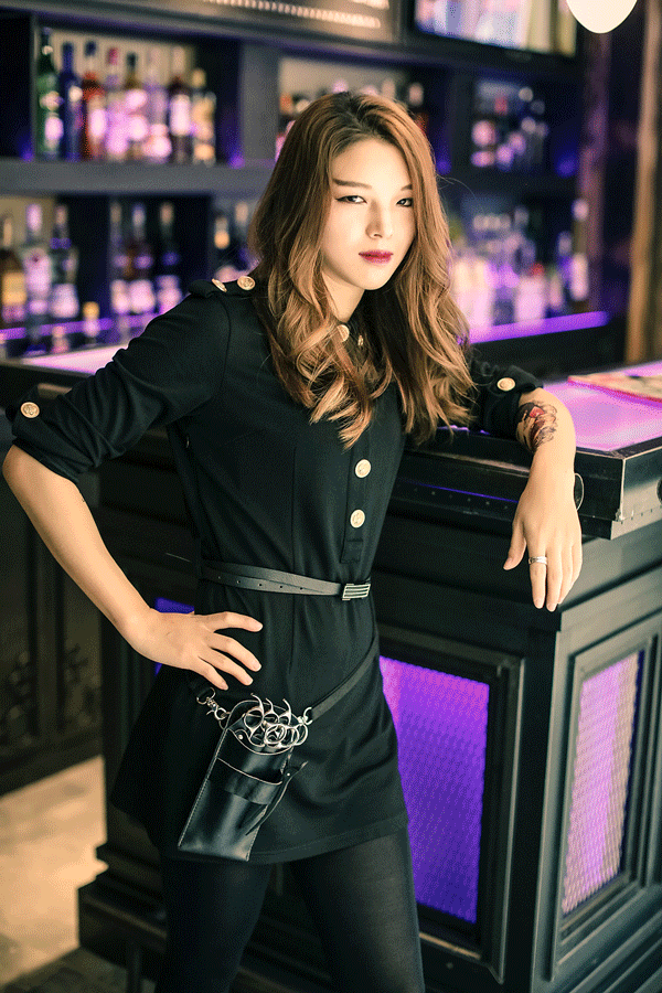 专为男性发型服务的理发店，全是美女理发师好养眼！
