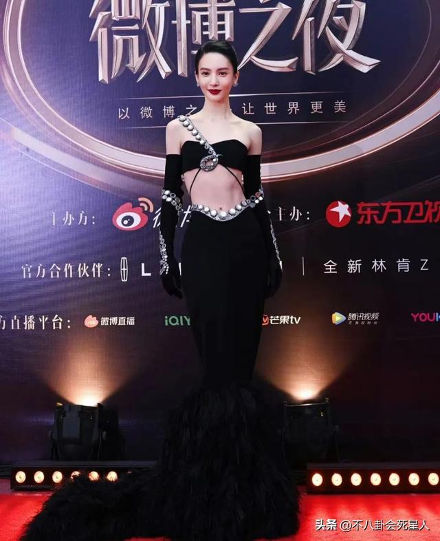女明星有多敢穿?娜扎、王菲露底裤,郑秀文穿两片布“上下失守”