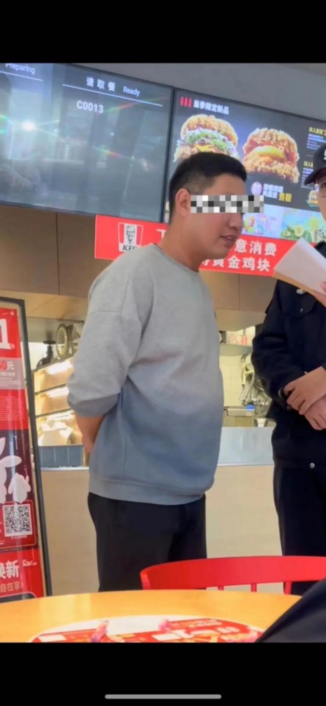 恶心又惊心！女子快餐店里上厕所，“抬头一看，一个臀部紧贴玻璃门在动”…...