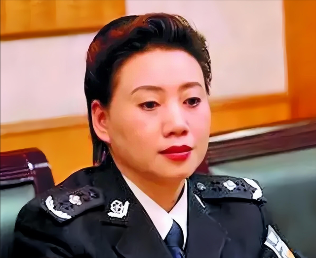 “打黑局长”文强堕落史：强奸女学生，霸占警花10多年，玩弄女星