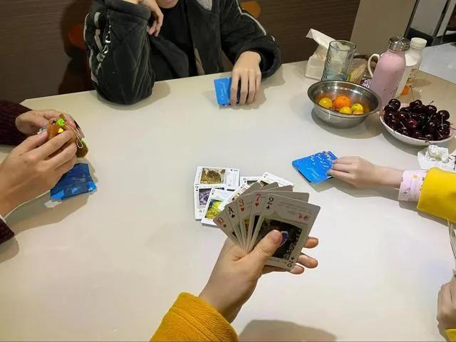 男子空闲时找两个女人嫖娼,事后竟然通过斗地主赢回嫖资