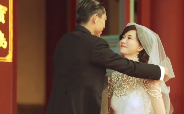 林志玲纪念结婚三周年，晒出婚礼现场影片，与黑泽拥吻太甜蜜