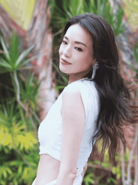 47岁舒淇美出天际，丰乳翘臀葫芦腰，又纯又欲惊艳众人