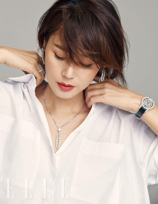 韩国女艺人 金成铃拍杂志写真秀完美身材