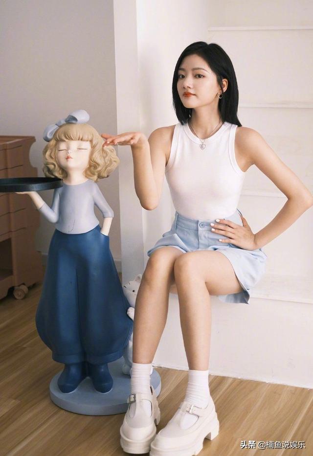22岁美少女任敏晒泳装，在水下游泳素颜好漂亮，清冷气质扑面而来