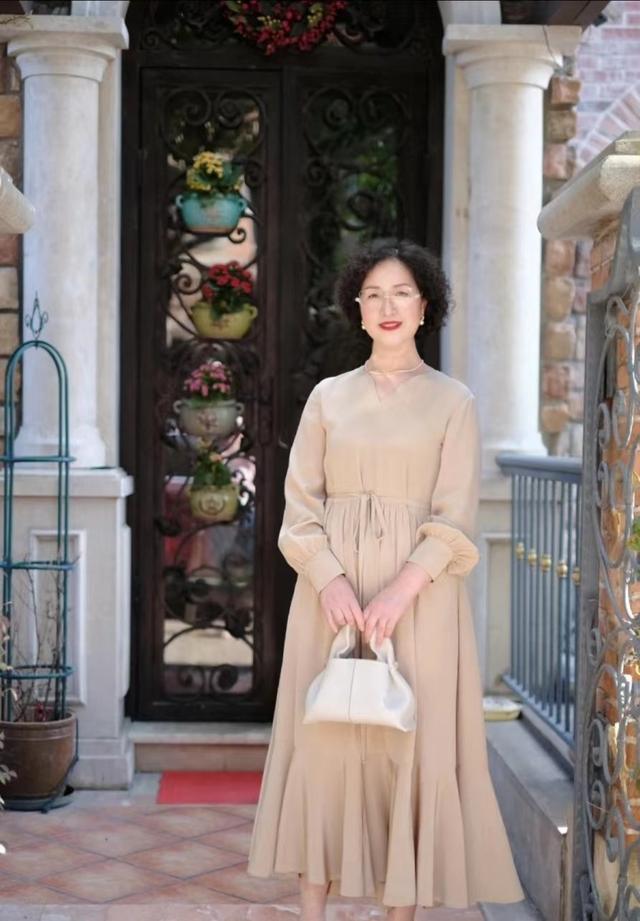 女人过了50岁更要在意发型，这三款发型减龄又显气质，端庄又大气