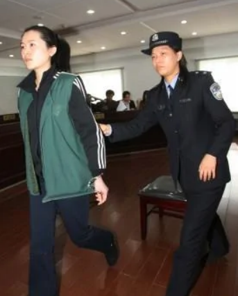 24岁美女主持人被囚禁监狱：前男友欠17万不还，与丈夫联手拘禁