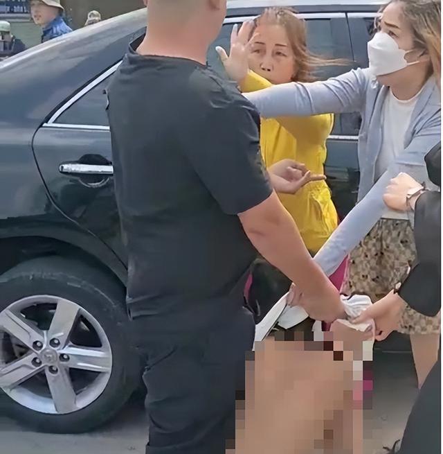 越南18岁女孩当街遭殴打、被扒光衣服！警方：正在调查中