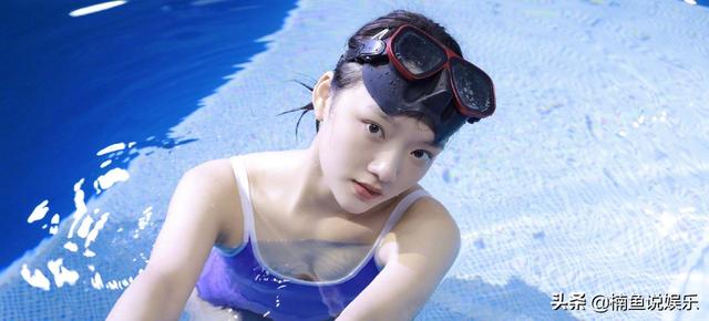 22岁美少女任敏晒泳装，在水下游泳素颜好漂亮，清冷气质扑面而来