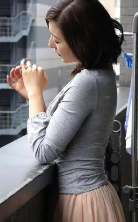 “逼良妇卖淫”还是“自愿下海”？AV行业如何压迫日本女性