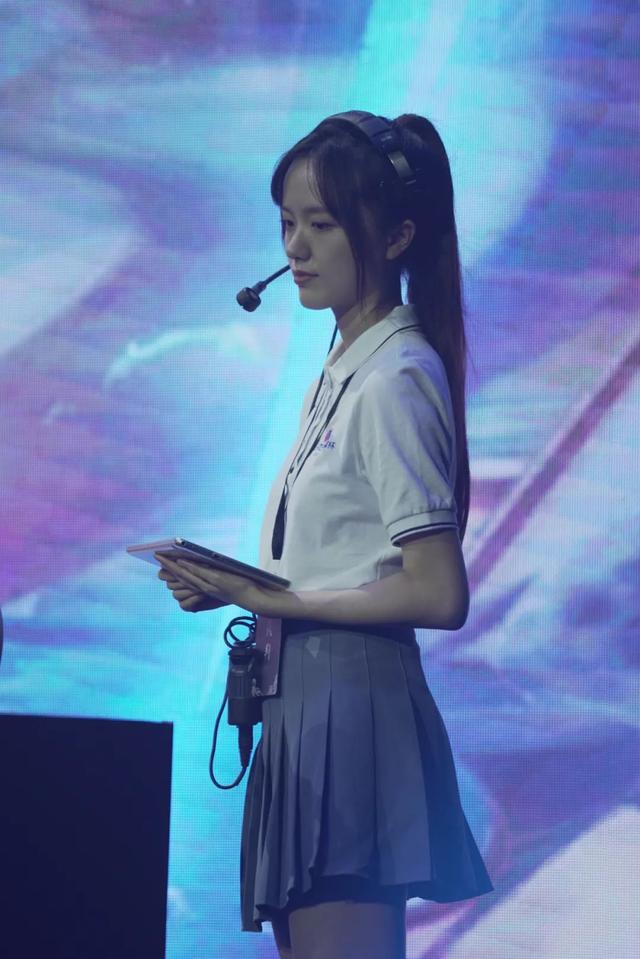 赛场靓丽风景线——美女裁判