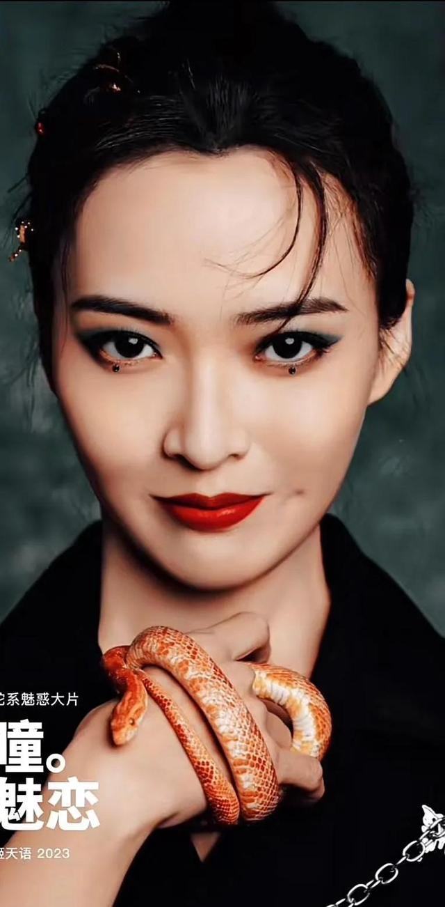 沉渊蛇族圣女迦楼罗惹群嘲,现实中居然是敢玩真蛇的浓颜美女