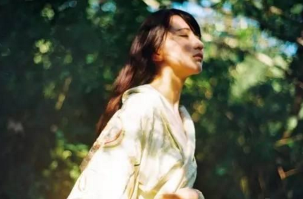 异性之间，男人有这3种表现，就是爱上你了！