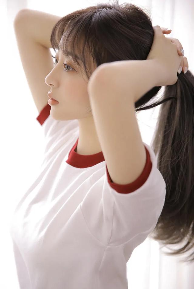 长腿美女紧身短袖性感迷人丰满写真