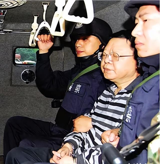 “打黑局长”文强堕落史:强奸女学生,霸占警花10多年,玩弄女星