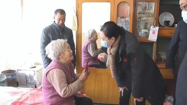 36岁美女学霸县长：全国最年轻女县长，这学历真比不过