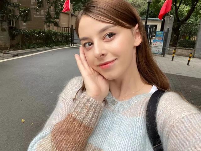 把鸭血当巧克力 这个欧洲女孩“重庆话八级”吸粉200万