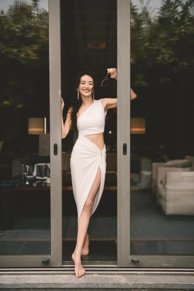 47岁舒淇美出天际，丰乳翘臀葫芦腰，又纯又欲惊艳众人