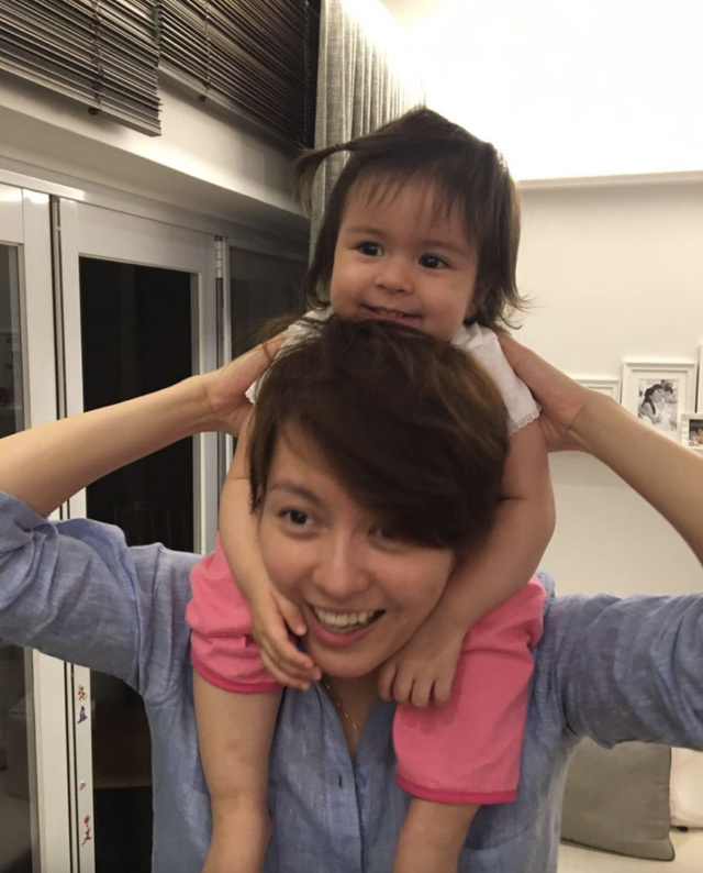 梁咏琪带女儿出游晒合照，8岁女儿身形高瘦像母亲，身高近160cm