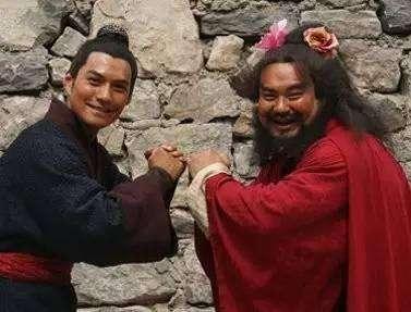 梁山好汉为什么头上总爱戴朵花？
