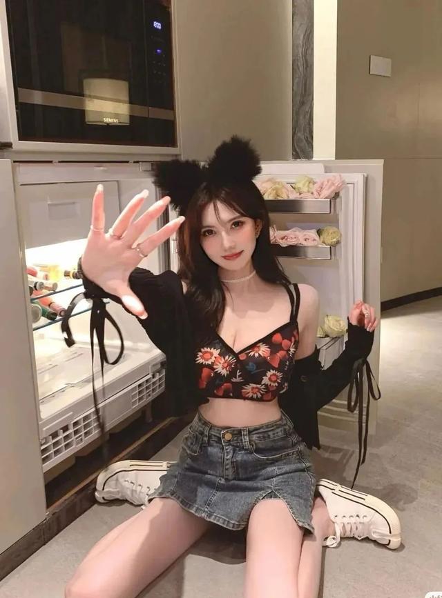 性感美女 诱人完美曲线身材日常写真图