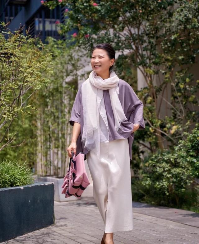 女人过了50岁更要在意发型，这三款发型减龄又显气质，端庄又大气